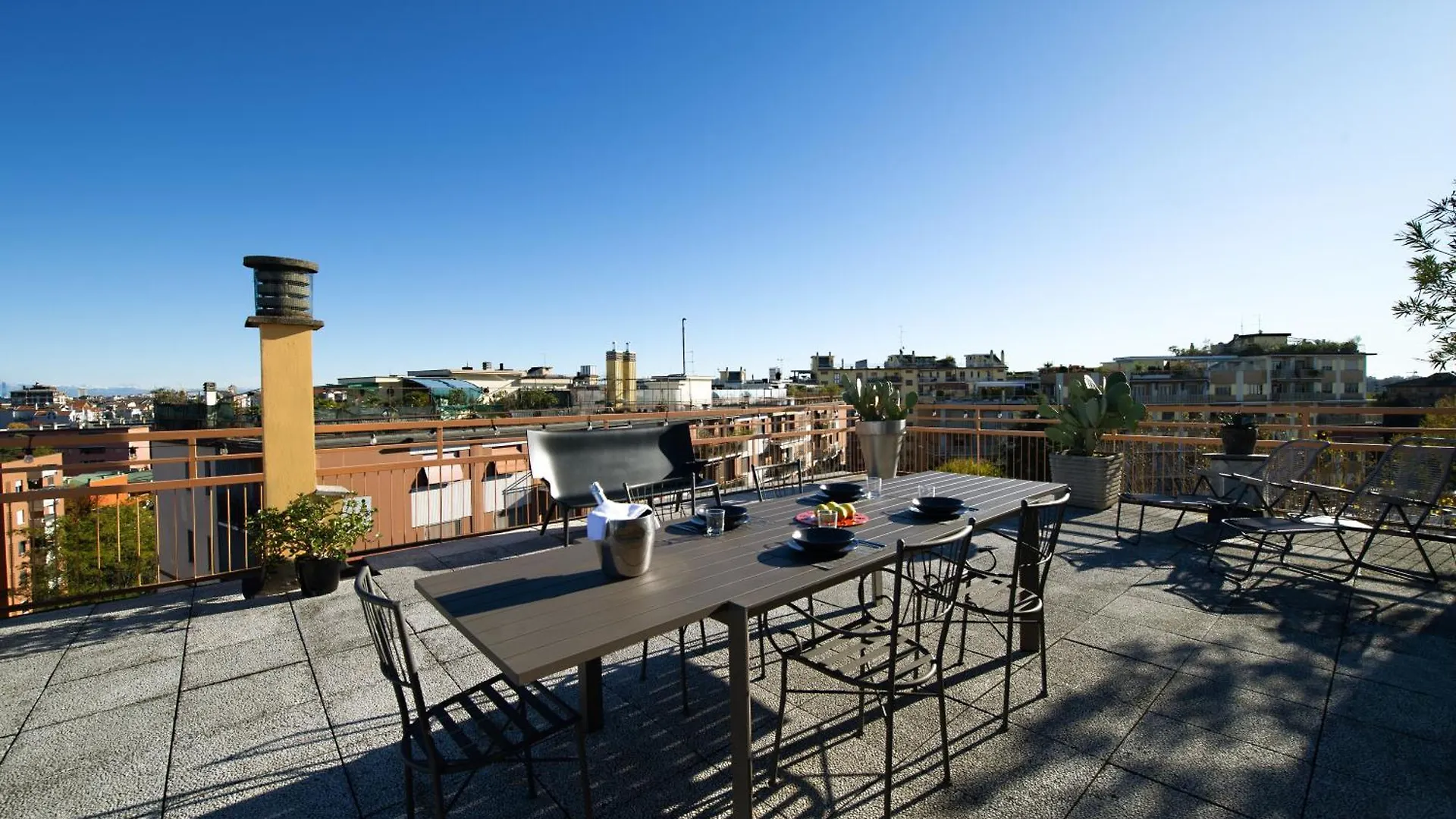 La Terrazza Vista Duomo, Piscina E Campi Da Tennis Milan